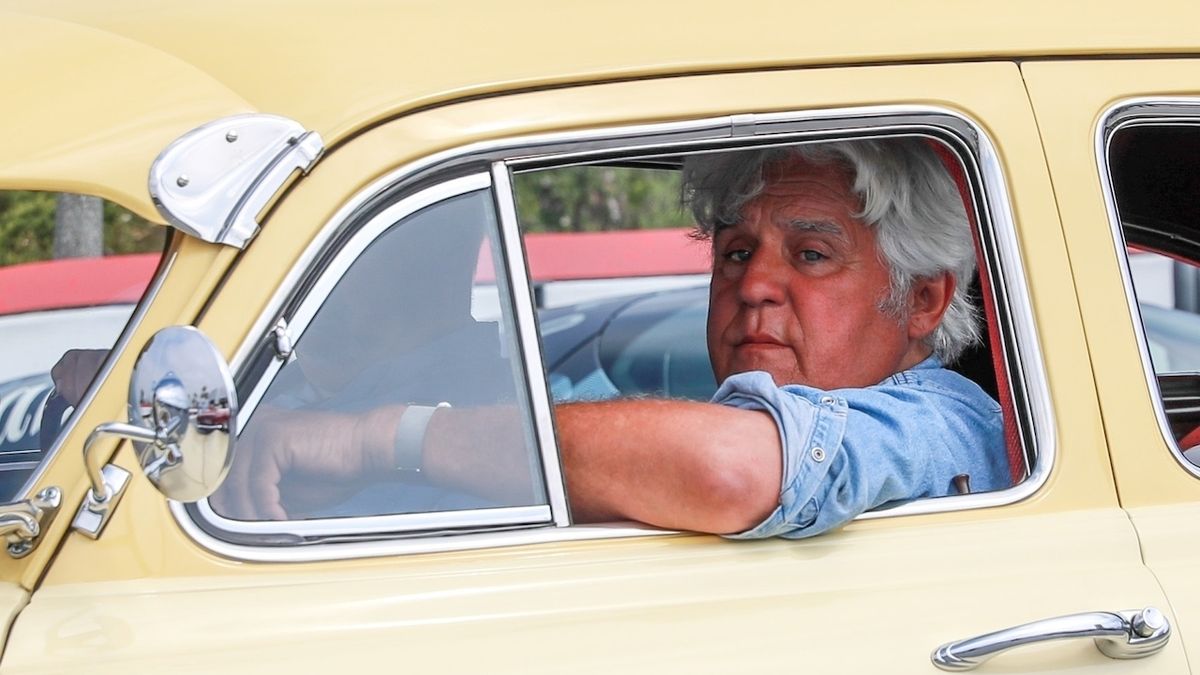Jay Leno ukázal, jak nastartovat 113 let staré auto na páru